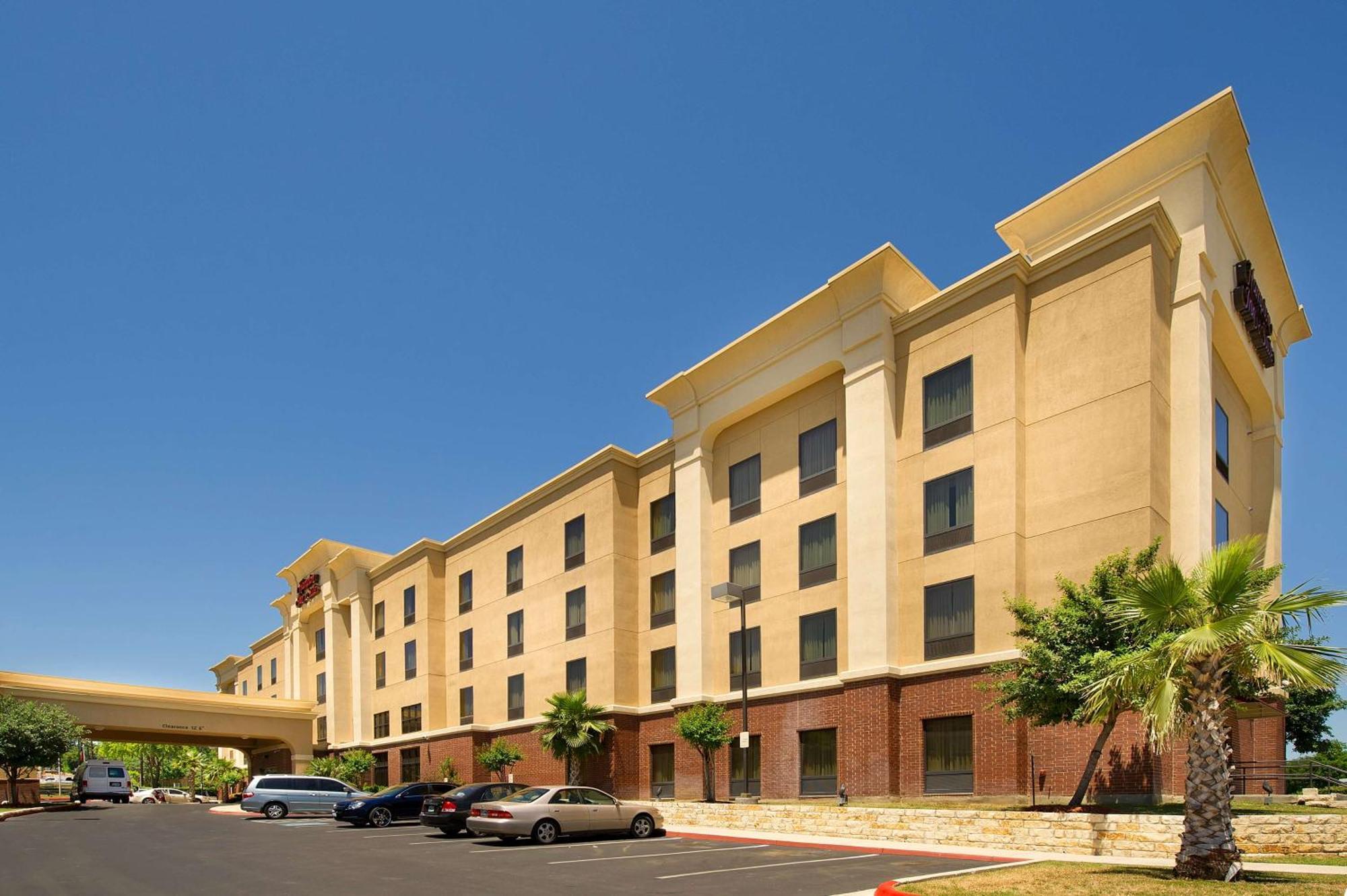 Hampton Inn And Suites San Antonio Airport Exterior photo