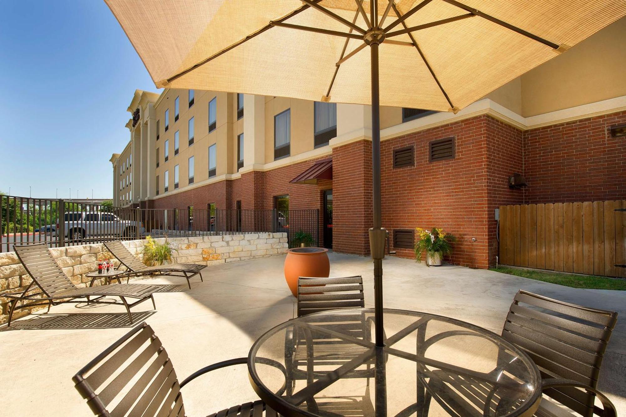 Hampton Inn And Suites San Antonio Airport Exterior photo
